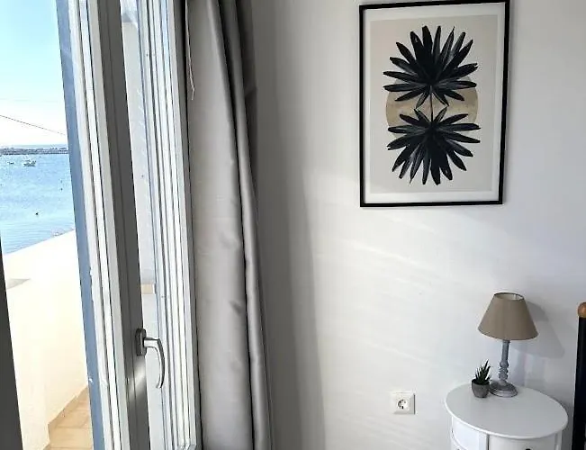 Seafront 3-bedroom Cycladic South Paros Appartamento Alikí